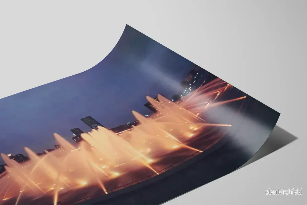 Posters av Fontaine med belysning och Jacksonville skyline på kvällen - Bild 2