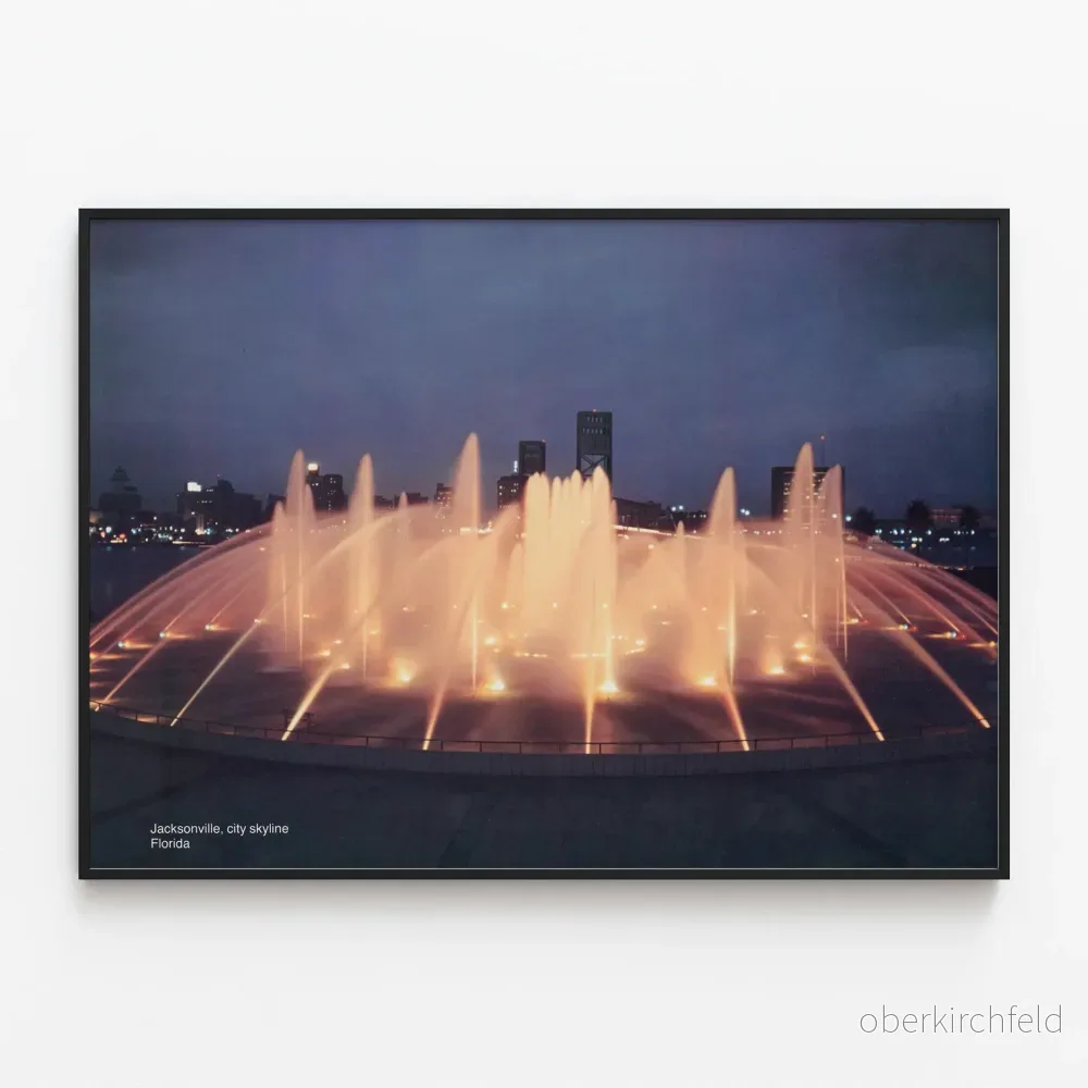 Posters av Fontaine med belysning och Jacksonville skyline på kvällen